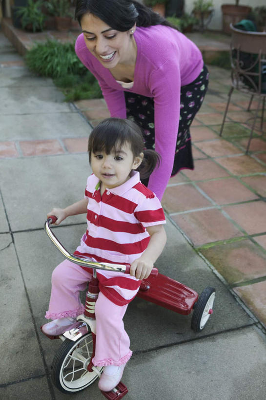 西方人,儿童,两个人,家庭,母亲,女儿,站,推,竖图,室外,白天,正面,纯洁,汽车,欧洲,欧洲人,服装,小车,注视,休闲装,踩,车,小孩,骑,衣服,观察,看,站着,休闲,温暖,温馨,母女,一家人,休闲服,可爱,母爱,童年,童趣,服饰,观看,和睦,察看,关注,推着,儿童车,童真,烂漫,无邪,天真,年轻女性,女孩,女人,女性,白种人,孩子,年轻人,彩图,全身,融洽,女生