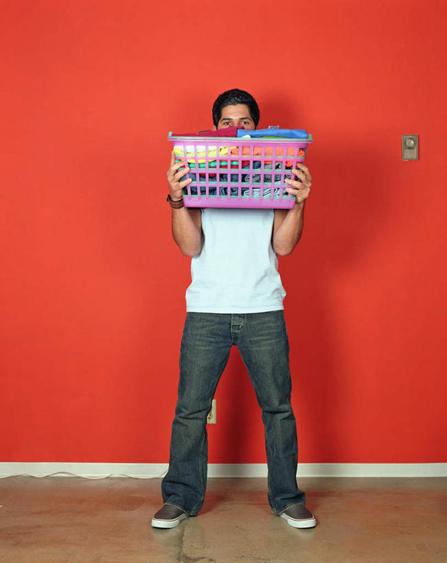 西方人,头发,一个人,站,捧,笑,微笑,露齿笑,竖图,室内,特写,白天,正面,欧洲,欧洲人,仅一个男性,仅一个人,许多,红色背景,服装,篮筐,篮子,插座,拿,拿着,注视,休闲装,开关,仅一个年轻男性,衣服,黑色,观察,看,站着,休闲,休闲服,帅哥,摄影,服饰,影棚,观看,堆,察看,关注,男人,男性,年轻男性,白种人,发型,端,端着,捧着,彩图,全身,影棚拍摄,拍摄,短发