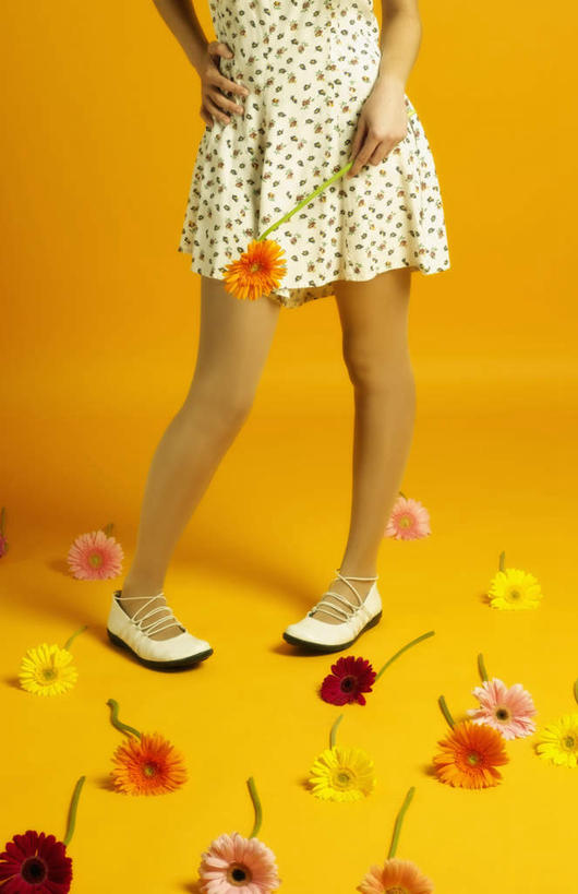 西方人,儿童,一个人,站,竖图,俯视,室内,白天,裙子,地板,向日葵,欧洲,欧洲人,仅一个女性,仅一个人,一排,黄色背景,连衣裙,整齐,地面,手叉腰,花,鲜花,排列,小孩,太阳花,叉腰,站着,仅一个小孩,提,摄影,影棚,半身裙,吊带裙,提着,队列,裙摆,女孩,女人,女性,白种人,孩子,半身,彩图,高角度拍摄,影棚拍摄,拍摄,女生