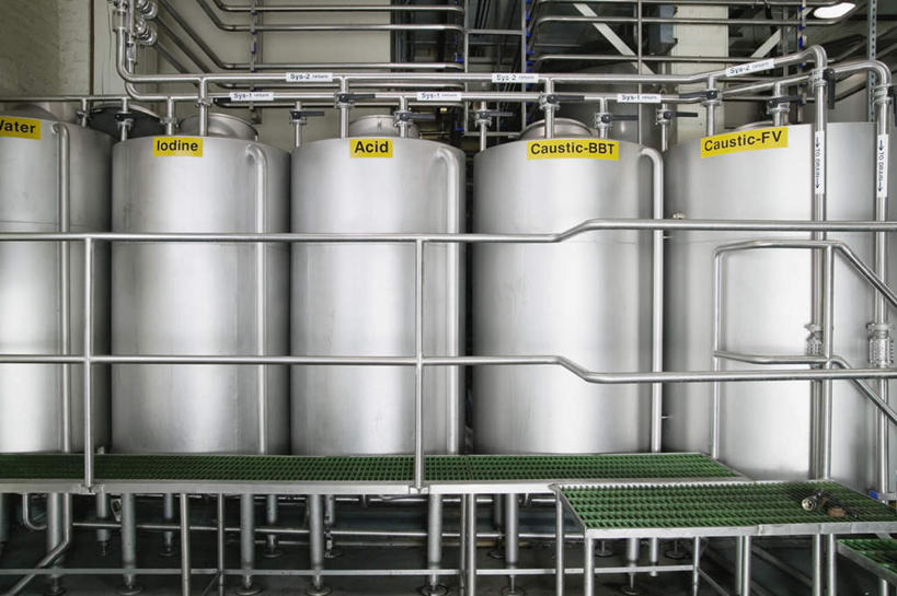 无人,工厂,栏杆,横图,室内,白天,正面,机器,楼梯,静物,一排,许多,整齐,英文,标志,罐子,铁桶,桶,文字,字符,字母,阶梯,围栏,标识,标记,铁罐,台阶,排列,容器,储藏,英文字母,储存,队列,彩图,工地,制造厂,贮存