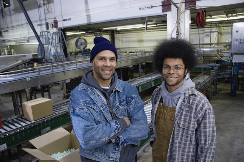 西方人,两个人,机修工,工厂,站,笑,双手交叉,微笑,露齿笑,横图,室内,白天,正面,机器,流水线,欧洲,欧洲人,服装,纸箱,注视,休闲装,盒子,工人,衣服,观察,看,站着,休闲,休闲服,服饰,观看,察看,双手抱胸,关注,产品,男人,男性,年轻男性,白种人,机械师,机修工人,半身,彩图