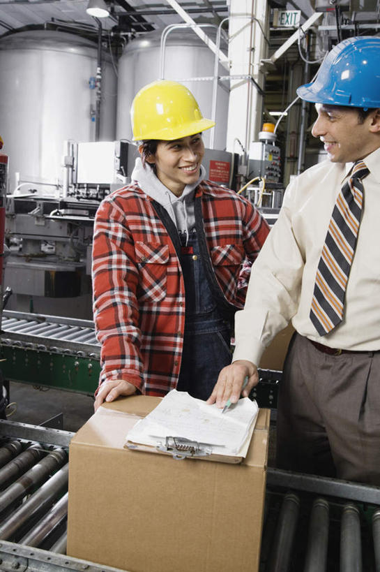 西方人,三个人,伙伴,朋友,机修工,工厂,站,搬运,竖图,室内,白天,正面,衬衫,友谊,合作,团队,机器,流水线,帽子,欧洲,欧洲人,戴,握,服装,传输,档案,文件,纸箱,文件夹,拿,拿着,注视,休闲装,盒子,工人,衣服,安全帽,资料,按,观察,看,站着,休闲,休闲服,战略,握着,运输,服饰,观看,戴着,传送带,察看,便利,传送,关注,载具,按着,传输带,产品,联合,合谋,方便,配合,协作,男人,男性,年轻男性,年轻女性,女人,女性,白种人,机械师,机修工人,半身,彩图,衬衣