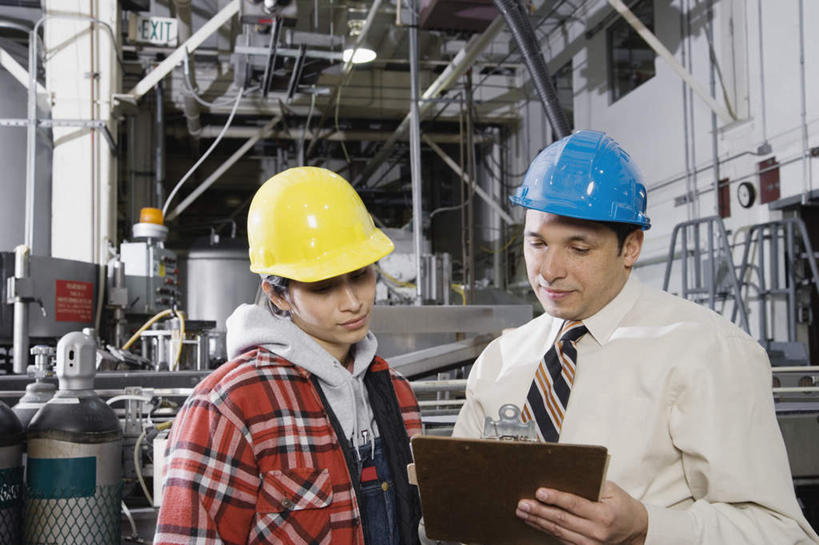 西方人,两个人,机修工,工厂,站,说,横图,室内,白天,正面,衬衫,讨论,机器,帽子,欧洲,欧洲人,戴,握,朦胧,模糊,笔,钢笔,拿,拿着,注视,工人,安全帽,低头,观察,记录,看,站着,握着,观看,戴着,察看,关注,记录本,登记,交流,男人,男性,年轻男性,年轻女性,女人,女性,白种人,机械师,机修工人,沟通,讲话,交谈,商讨,说话,谈话,半身,彩图,衬衣