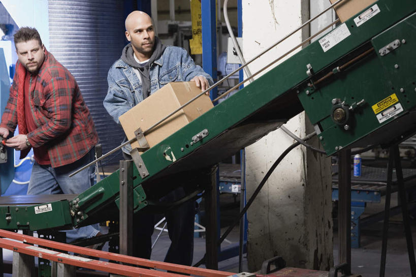 西方人,两个人,伙伴,朋友,机修工,工厂,栏杆,站,笑,搬运,微笑,露齿笑,横图,室内,白天,正面,友谊,合作,团队,机器,欧洲,欧洲人,服装,传输,纸箱,围栏,移动,休闲装,盒子,工人,衣服,手放前,站着,休闲,休闲服,战略,运输,服饰,传送带,便利,传送,载具,传输带,联合,合谋,方便,配合,协作,男人,男性,中年男性,白种人,机械师,机修工人,搬,半身,彩图