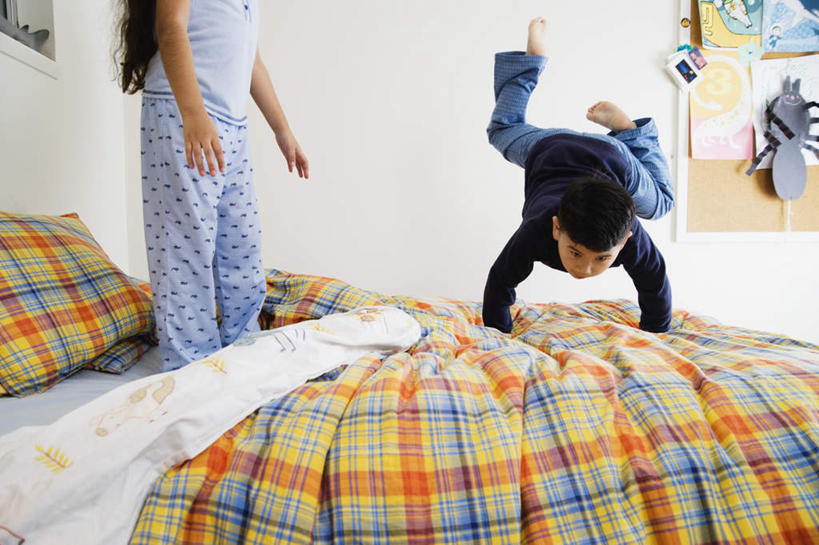 西方人,儿童,两个人,家庭,站,笑,微笑,露齿笑,横图,室内,白天,侧面,纯洁,窗户,床,落地窗,欧洲,欧洲人,撑,线条,床单,被子,玻璃窗,小孩,枕头,站着,温暖,温馨,一家人,可爱,童年,童趣,单人床,贴纸,和睦,剪贴板,撑着,被单,童真,烂漫,无邪,天真,男孩,男人,男性,女孩,女人,女性,白种人,半身,彩图,融洽,男生,女生