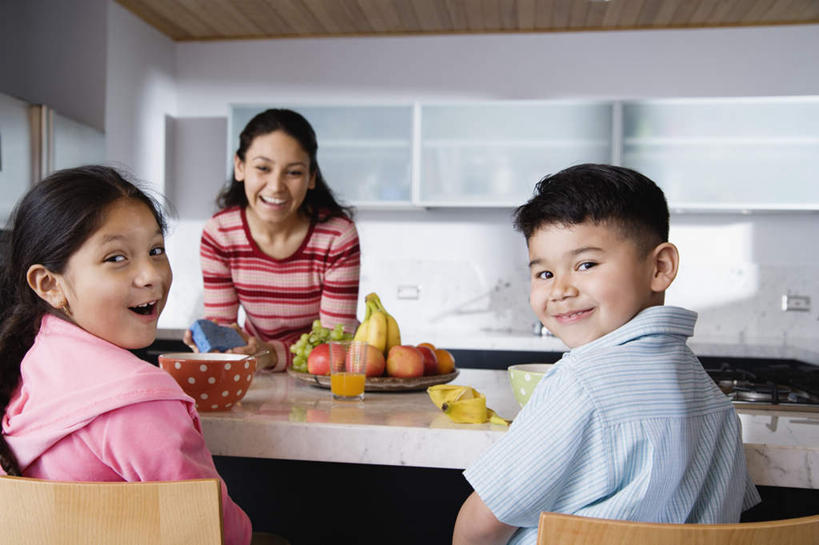 西方人,儿童,背部,三个人,家庭,母亲,女儿,儿子,站,坐,笑,微笑,露齿笑,横图,室内,白天,正面,纯洁,桌子,苹果,葡萄,香蕉,杯子,椅子,欧洲,欧洲人,撑,阴影,服装,光线,影子,煤气灶,扭头,休闲装,饮料,小孩,衣服,白色,阳光,水杯,橱柜,碗,站着,转头,休闲,温暖,温馨,母女,母子,一家人,休闲服,可爱,母爱,童年,童趣,服饰,水果盘,和睦,撑着,香蕉皮,童真,烂漫,无邪,天真,男孩,男人,男性,年轻女性,女孩,女人,女性,白种人,孩子,年轻人,茶杯,坐着,半身,彩图,融洽,男生,女生