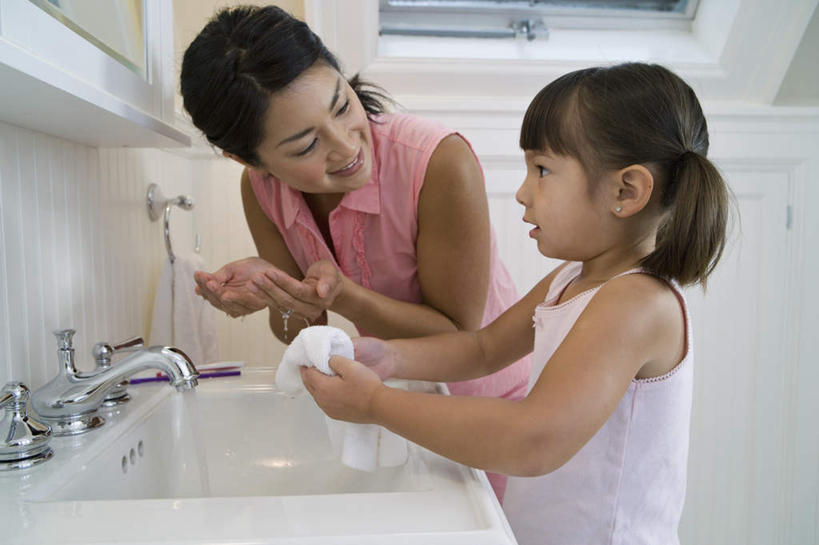 东方人,儿童,两个人,家庭,母亲,女儿,站,笑,微笑,露齿笑,横图,室内,白天,侧面,纯洁,柜子,亚洲,服装,水龙头,注视,休闲装,黄种人,洗手,小孩,衣服,戒指,毛巾,观察,看,站着,休闲,温暖,温馨,母女,一家人,休闲服,可爱,母爱,童年,童趣,服饰,洗手台,观看,耳坠,和睦,察看,关注,童真,烂漫,无邪,天真,年轻女性,女孩,女人,女性,亚洲人,孩子,年轻人,半身,彩图,融洽,女生