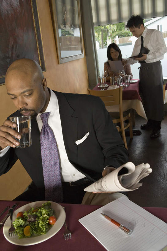 西方人,三个人,站,坐,竖图,俯视,室内,白天,衬衫,西装,西餐,森林,树林,植物,桌子,西红柿,卷心菜,报纸,杯子,椅子,欧洲,欧洲人,喝,套装,正装,笔,叉子,高脚杯,手表,领带,红酒杯,注视,职业装,玻璃制品,菜单,树,树木,绿色,自然,戒指,酒杯,水杯,观察,看,站着,生长,成长,观看,察看,关注,记录板,稿子,记事板,男人,男性,年轻男性,年轻女性,女人,女性,白种人,光头,玻璃杯,茶杯,装饰画,番茄,坐着,半身,彩图,高角度拍摄,衬衣