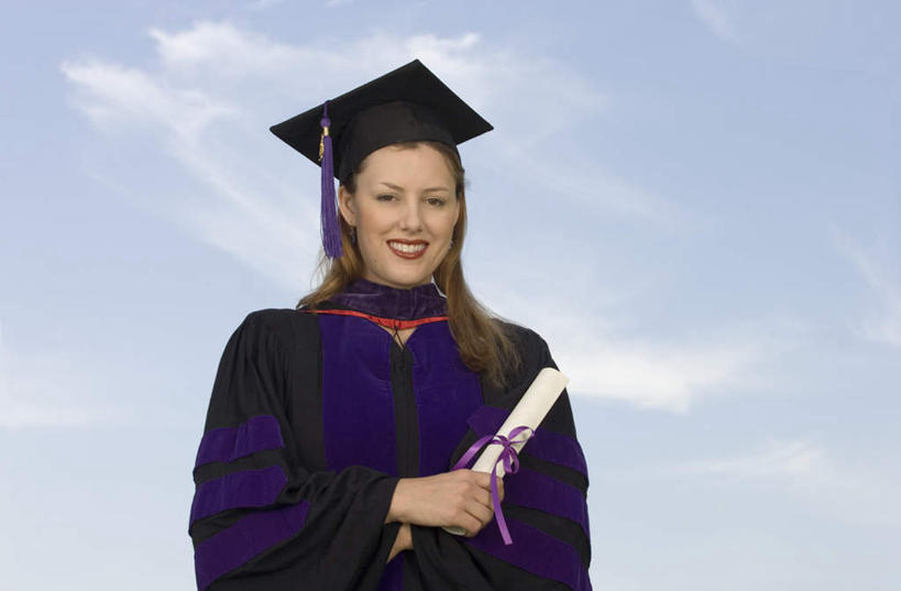 西方人,一个人,学生,站,笑,微笑,露齿笑,横图,室外,白天,仰视,欧洲,欧洲人,仅一个年轻女性,仅一个女性,仅一个人,握,文凭,云,云朵,拿,云彩,拎,拿着,注视,白云,蓝天,天空,天,观察,看,站着,握着,流苏,观看,察看,证书,学士帽,毕业,关注,学士服,年轻女性,女人,女性,白种人,半身,彩图,低角度拍摄,拎着