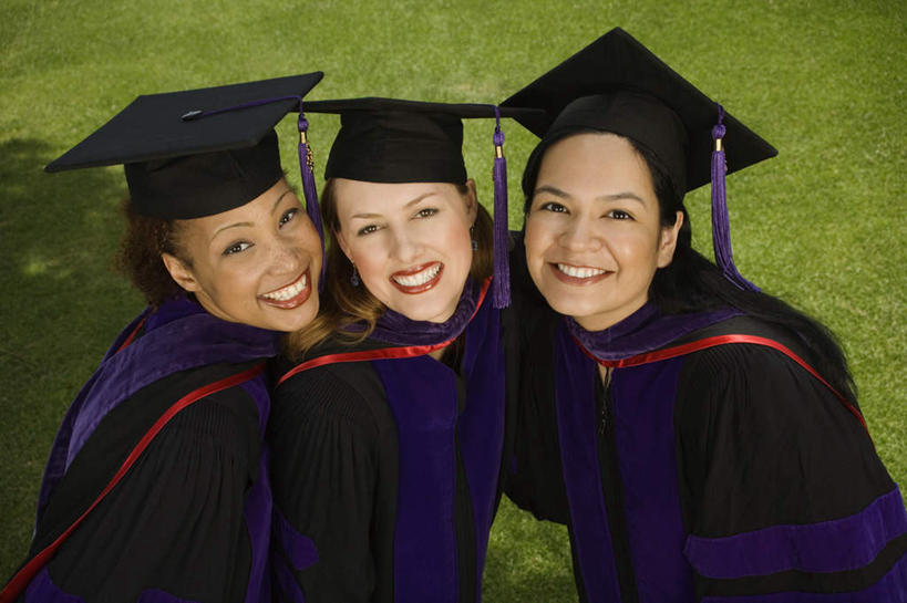 西方人,三个人,学生,站,笑,微笑,露齿笑,横图,俯视,室外,白天,草地,草坪,植物,欧洲,欧洲人,阴影,光线,影子,注视,草,绿色,阳光,扶,观察,看,站着,同学,流苏,观看,察看,扶着,证书,学士帽,校友,毕业,关注,学士服,同窗,学友,年轻女性,女人,女性,白种人,半身,彩图,高角度拍摄