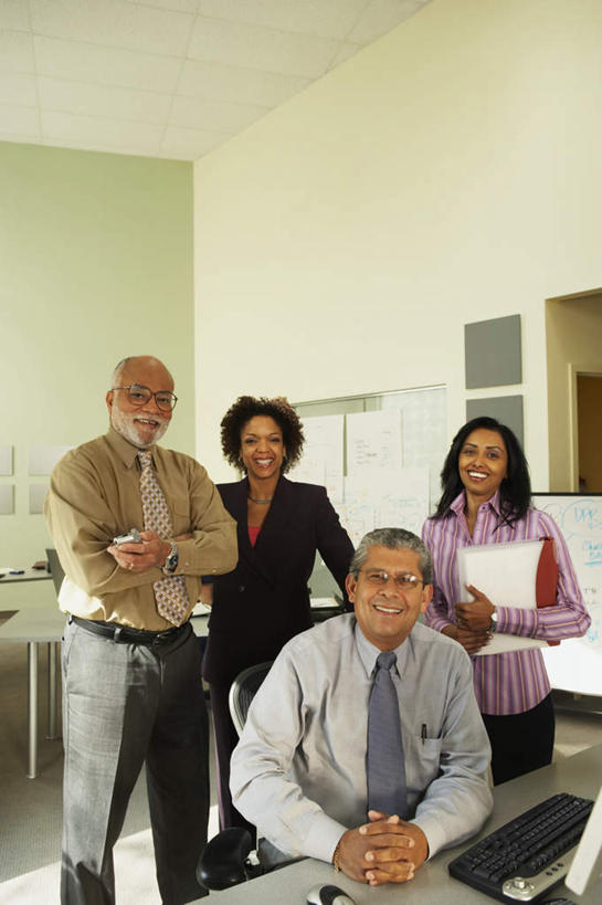 西方人,四个人,同事,商务男性,商务女性,办公室,站,坐,笑,微笑,露齿笑,竖图,室内,白天,正面,衬衫,成功,合作,团队,集体,信心,电脑,笔记本电脑,显示器,鼠标,键盘,柜子,天花板,桌面,桌子,手机,椅子,欧洲,非洲,黑人,欧洲人,套装,网络,档案,文件,墙,领带,拿,拿着,输入设备,通讯设备,队伍,公告栏,墙壁,资料,站着,无线,领导,成就,通信设备,液晶显示器,商务装,无线网络,合伙,领袖,无线上网,便携式电脑,工薪阶层,输出设备,手提电脑,老年男性,男人,男性,年轻女性,女人,女性,中年男性,白种人,非洲人,白领,上班族,手提电话,坐着,半身,彩图,衬衣