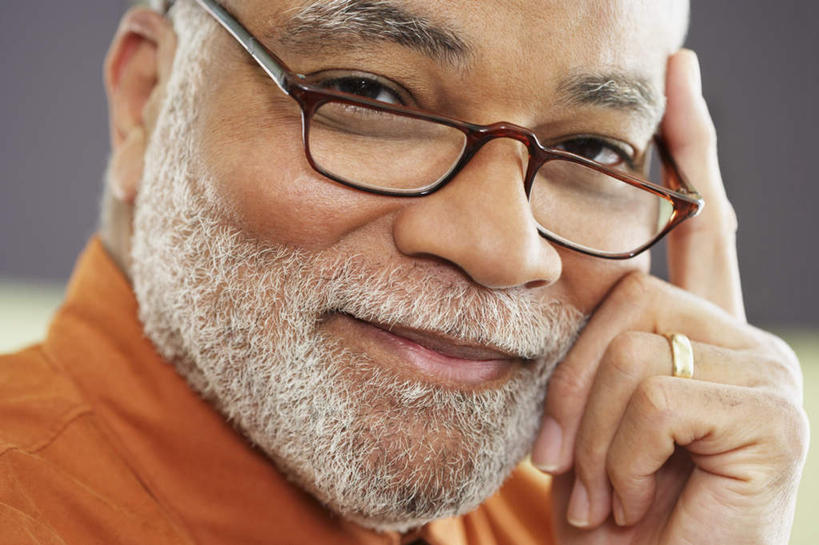 西方人,脸,头,脸颊,胡须,一个人,站,笑,微笑,露齿笑,横图,室内,特写,白天,正面,欧洲,欧洲人,仅一个男性,仅一个人,撑,朦胧,模糊,眼镜,托头,注视,肩膀,观察,看,托,站着,仅一个老年男性,观看,察看,撑着,关注,近视眼镜,老年男性,男人,男性,白种人,头部,胡子,络腮胡,脸部,脸蛋,面部,半身,彩图