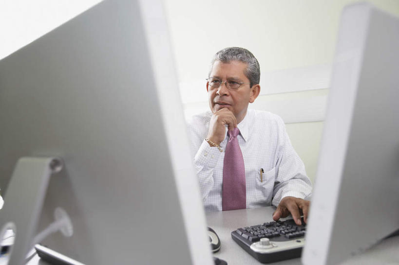 西方人,一个人,商务男性,办公室,坐,横图,室内,白天,正面,衬衫,电脑,笔记本电脑,显示器,鼠标,键盘,欧洲,欧洲人,仅一个男性,仅一个人,仅一个中年男性,套装,朦胧,模糊,网络,办公桌,墙,领带,托腮,输入设备,通讯设备,墙壁,托,思考,无线,操作,托下巴,通信设备,液晶显示器,商务装,无线网络,无线上网,便携式电脑,工薪阶层,输出设备,按键,手提电脑,男人,男性,中年男性,白种人,白领,上班族,坐着,半身,彩图,衬衣