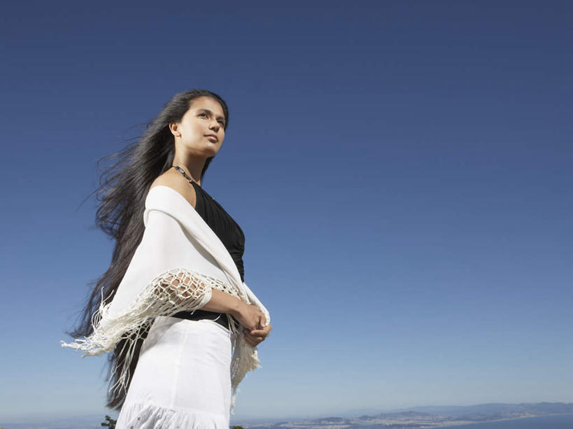 东方人,一个人,站,横图,室外,白天,仰视,裙子,亚洲,仅一个年轻女性,仅一个女性,仅一个人,眺望,握,远眺,连衣裙,黄种人,蓝天,天空,披肩,天,站着,握着,半身裙,吊带裙,瞭望,年轻女性,女人,女性,亚洲人,半身,彩图,低角度拍摄