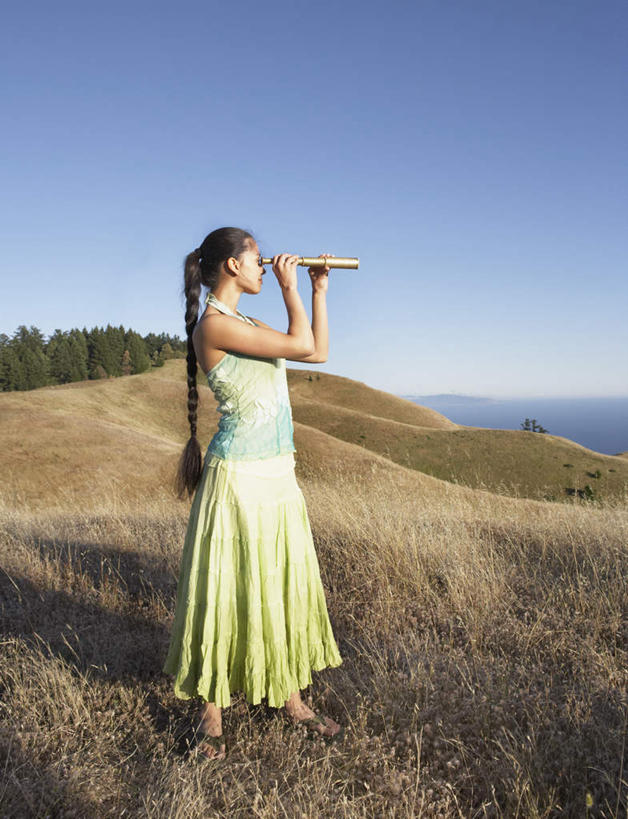 东方人,一个人,站,举,竖图,室外,白天,正面,裙子,仪器,科技,草地,草坪,森林,树林,植物,亚洲,仅一个年轻女性,仅一个女性,仅一个人,眺望,阴影,连衣裙,检查,枯萎,研究,反射,分析,光线,科学,望远镜,影子,枯草,黄种人,草,树,树木,绿色,蓝天,天空,阳光,自然,天,观察,托,站着,清晰,探索,生长,放大,成长,观看,吊带裙,仔细,科研,科学技术,瞭望,聚焦,关注,远视镜,瞭望镜,光学,清楚,年轻女性,女人,女性,亚洲人,举起,举手,举着,向上举,向上伸,向上托,彩图,全身,光学仪器,千里镜