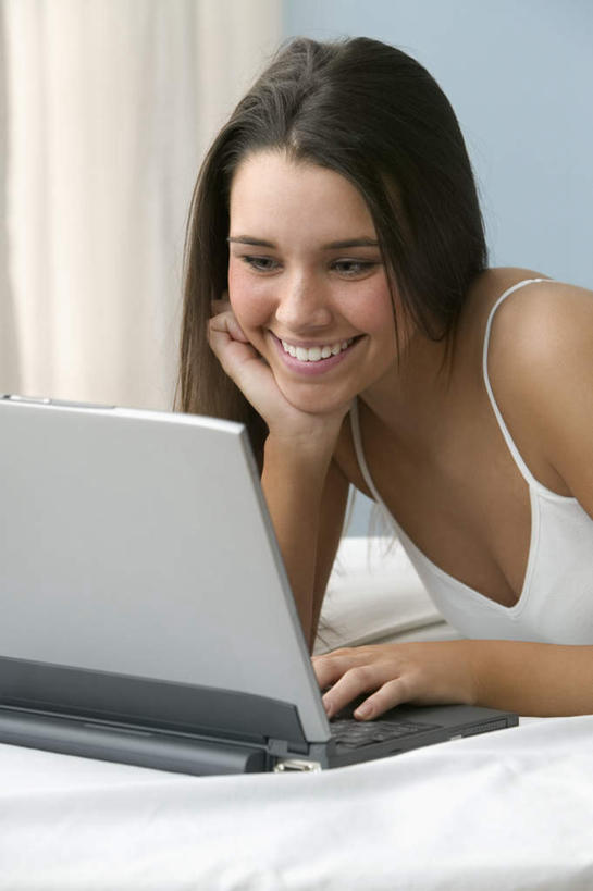 西方人,一个人,笑,微笑,露齿笑,竖图,室内,白天,正面,电脑,笔记本电脑,窗户,窗帘,欧洲,欧洲人,仅一个年轻女性,仅一个女性,仅一个人,网络,注视,吊带衫,通讯设备,玻璃窗,帘子,观察,看,趴着,托,观看,托着,察看,无线,关注,通信设备,无线网络,无线上网,便携式电脑,手提电脑,年轻女性,女人,女性,白种人,趴,半身,彩图