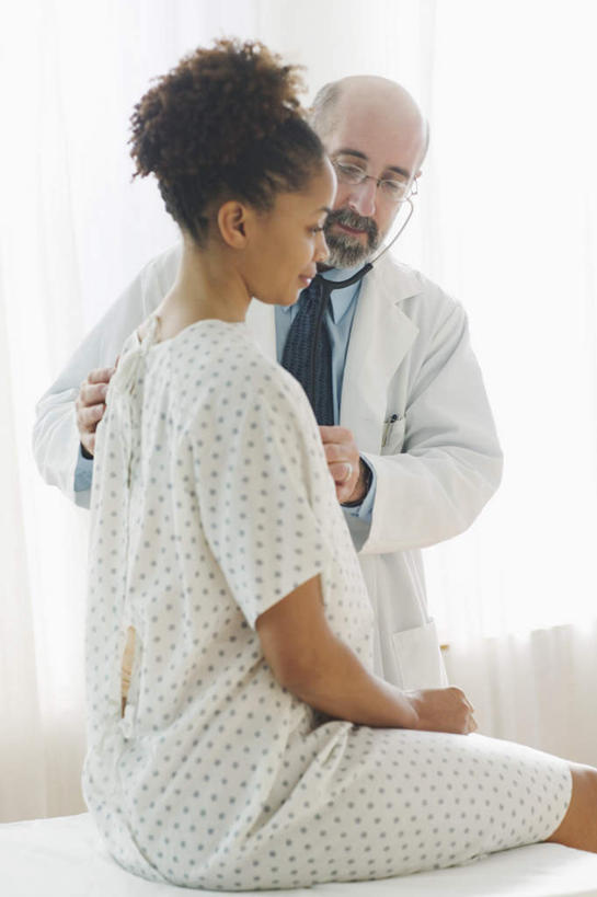 西方人,孕妇,两个人,医生,病人,站,坐,竖图,室内,白天,侧面,欧洲,非洲,黑人,欧洲人,站着,医护人员,医疗人员,怀孕,待产,白大褂,妊娠,准妈妈,听筒,老年男性,男人,男性,年轻女性,女人,女性,白种人,非洲人,产妇,大夫,患者,就医者,坐着,半身,彩图