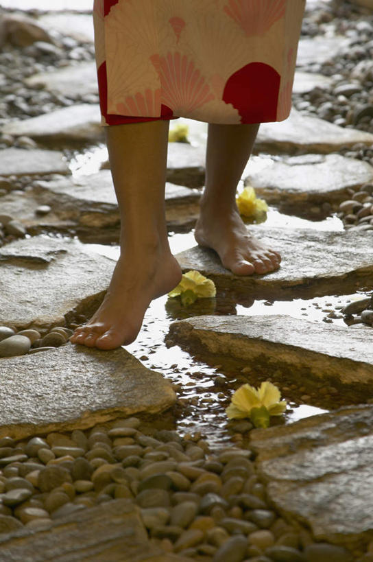 东方人,一个人,站,竖图,俯视,室外,特写,白天,按摩,锻炼,瑜伽,石头,地板,亚洲,仅一个年轻女性,仅一个女性,仅一个人,阴影,传统服饰,和服,光线,石板,地面,黄种人,阳光,站着,鹅卵石,民族服饰,按摩石,年轻女性,女人,女性,亚洲人,半身,彩图,高角度拍摄,民俗服