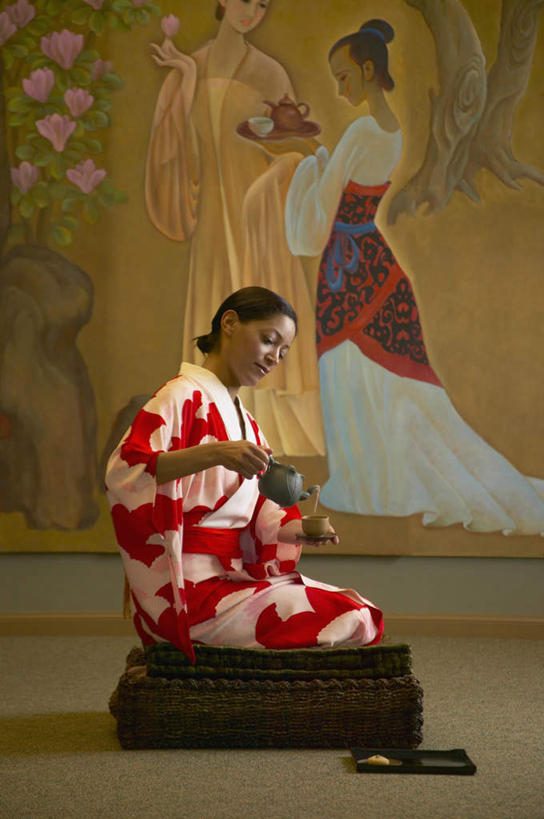 东方人,一个人,捧,盘腿,竖图,室内,白天,侧面,民族服装,地板,托盘,亚洲,仅一个年轻女性,仅一个女性,仅一个人,和服,坐垫,茶道,陶瓷制品,拿,拿着,注视,黄种人,壁画,画,茶壶,观察,看,陶瓷杯,服饰,观看,察看,关注,吴服,唐草,唐花,唐锦,年轻女性,女人,女性,亚洲人,茶杯,装饰画,端,端着,盘腿而坐,盘膝,盘着腿的,盘着腿坐,捧着,双腿交叉,彩图,全身,传统服装,民俗服