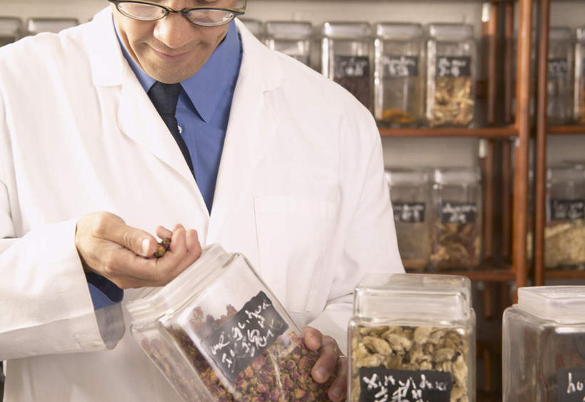 东方人,一个人,药剂师,站,横图,室内,白天,正面,衬衫,植物,柜子,指示牌,玻璃,亚洲,仅一个男性,仅一个人,一堆,许多,堆叠,堆积,光线,标志,文字,眼镜,药瓶,光,灯光,草药,药草,拿,拿着,注视,黄种人,标识,中药,仅一个年轻男性,观察,看,站着,药房,观看,堆,察看,白大褂,关注,药柜,药材,中草药,中药材,本草,男人,男性,年轻男性,亚洲人,配药师,半身,彩图,衬衣