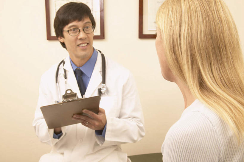 东方人,西方人,背部,两个人,医生,病人,办公室,医院,坐,说,横图,室内,白天,正面,讨论,欧洲,欧洲人,亚洲,笔,墙,拿,拿着,黄种人,相视,壁画,墙壁,画,听诊器,医护人员,医疗人员,面对面,对视,记录本,相对,相看,交流,男人,男性,年轻男性,年轻女性,女人,女性,白种人,亚洲人,年轻人,大夫,沟通,讲话,交谈,商讨,说话,谈话,坐着,半身,彩图