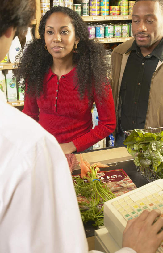 面包,西方人,背部,三个人,夫妻,商店,站,笑,微笑,露齿笑,竖图,室内,白天,正面,衬衫,爱情,超市,商场,胡萝卜,蔬菜,欧洲,非洲,黑人,欧洲人,戴,服装,新鲜,商品,眼镜,食品,浪漫,休闲装,货架,食物,衣服,柜台,站着,休闲,休闲服,恩爱,恋人,服饰,收银台,有机食品,绿色食品,戴着,长面包,付钱,结账,收银机,陈列,男人,男性,年轻男性,年轻女性,女人,女性,白种人,非洲人,夫妇,情侣,半身,彩图,衬衣,伴侣