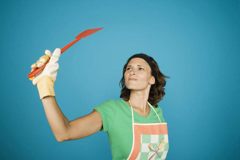 西方人,一个人,站,举,捧,横图,室内,白天,正面,欧洲,欧洲人,仅一个年轻女性,仅一个女性,仅一个人,蓝色背景,服装,围裙,拿,拿着,注视,休闲装,衣服,手套,观察,看,托,站着,休闲,休闲服,摄影,服饰,影棚,观看,察看,关注,拍子,橡胶手套,苍蝇拍,年轻女性,女人,女性,白种人,端,端着,举起,举手,举着,捧着,向上举,向上伸,向上托,半身,彩图,影棚拍摄,拍摄