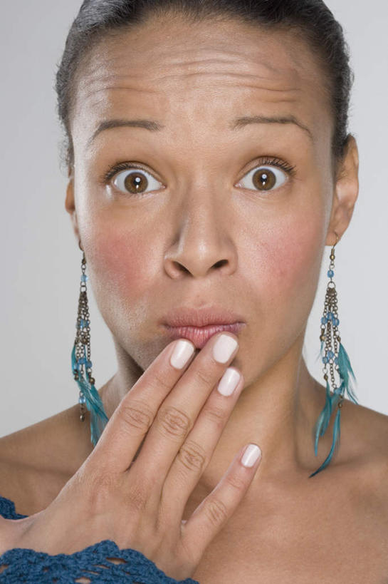 西方人,脸,头,脸颊,一个人,站,竖图,室内,特写,白天,白色背景,正面,欧洲,欧洲人,仅一个年轻女性,仅一个女性,仅一个人,撑,服装,惊讶,注视,休闲装,肩膀,衣服,观察,看,托,站着,休闲,休闲服,摄影,服饰,影棚,观看,吃惊,察看,关注,年轻女性,女人,女性,白种人,头部,脸部,脸蛋,面部,半身,彩图,影棚拍摄,拍摄