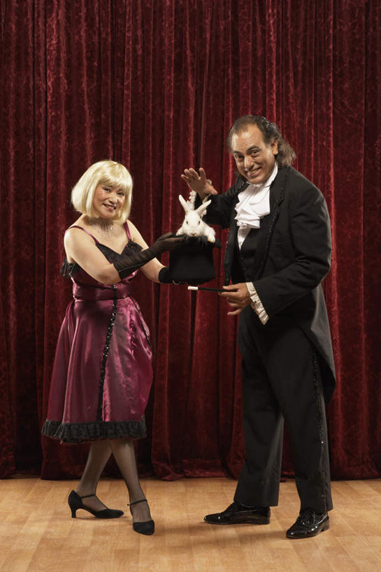 西方人,两个人,伙伴,朋友,魔术师,捧,笑,微笑,露齿笑,竖图,室内,白天,正面,衬衫,友谊,合作,团队,哺乳动物,帽子,欧洲,欧洲人,兔子,一只,动物,战略,西裤,兔,魔术,变戏法,联合,合谋,配合,协作,男人,男性,女人,女性,中年男性,中年女性,白种人,魔术大师,端,端着,捧着,手捧,彩图,全身,衬衣,西服