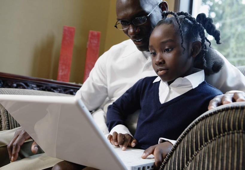 西方人,儿童,脸,头,脸颊,两个人,家庭,父亲,女儿,客厅,横图,室内,特写,白天,正面,衬衫,纯洁,电脑,笔记本电脑,窗户,沙发,欧洲,非洲,黑人,欧洲人,服装,网络,休闲装,通讯设备,肩膀,玻璃窗,小孩,衣服,休闲,温暖,温馨,父女,一家人,休闲服,父爱,可爱,童年,童趣,服饰,和睦,无线,起居室,通信设备,无线网络,布艺沙发,无线上网,便携式电脑,童真,烂漫,无邪,客堂,天真,手提电脑,男人,男性,年轻男性,女孩,非洲人,孩子,年轻人,头部,脸部,脸蛋,面部,半身,彩图,衬衣,融洽,女生