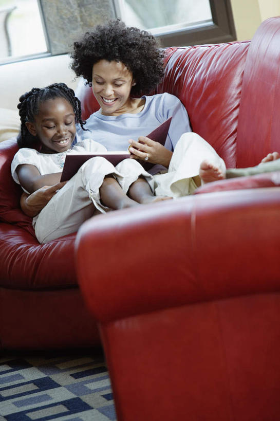 儿童,两个人,家庭,母亲,女儿,躺,笑,微笑,露齿笑,竖图,室内,白天,正面,阅读,纯洁,窗户,书籍,服装,注视,休闲装,玻璃窗,小孩,衣服,观察,看,休闲,温暖,温馨,母女,一家人,休闲服,可爱,母爱,童年,童趣,服饰,观看,和睦,察看,关注,童真,烂漫,无邪,天真,年轻女性,女孩,女人,女性,孩子,年轻人,书,图书,躺着,彩图,全身,融洽,女生