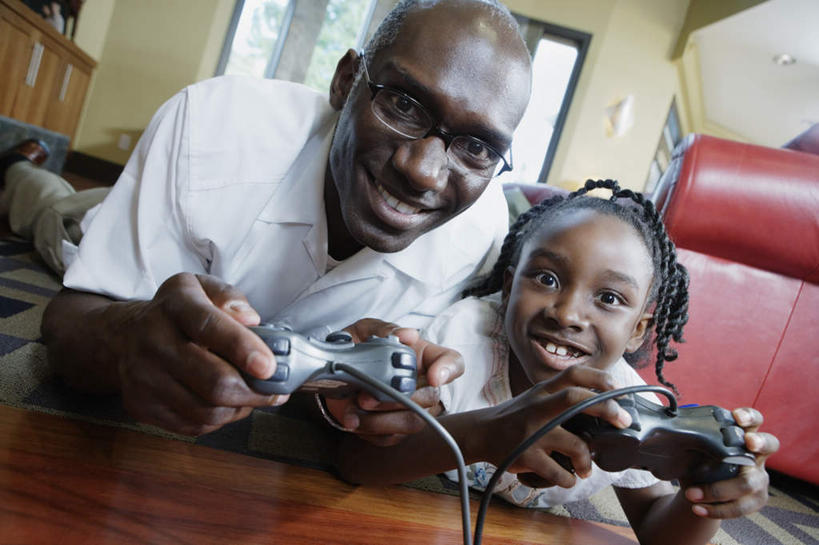 西方人,儿童,脸,头,脸颊,两个人,家庭,父亲,女儿,笑,微笑,露齿笑,横图,室内,特写,白天,正面,游戏,纯洁,窗户,地板,沙发,欧洲,非洲,黑人,欧洲人,握,服装,眼镜,地面,拿,玩,拿着,休闲装,娱乐,肩膀,木地板,玻璃窗,小孩,衣服,趴着,休闲,温暖,温馨,父女,一家人,休闲服,父爱,可爱,童年,童趣,握着,服饰,游戏机,手柄,和睦,童真,烂漫,无邪,天真,男人,男性,年轻男性,女孩,非洲人,孩子,年轻人,头部,脸部,脸蛋,面部,趴,玩耍,嬉戏,半身,彩图,融洽,女生,皮沙发