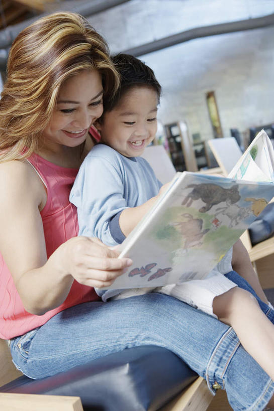 儿童,两个人,家庭,母亲,儿子,坐,抱,笑,微笑,露齿笑,竖图,室内,特写,白天,侧面,看书,阅读,纯洁,地毯,书籍,椅子,学习,阴影,服装,光线,影子,休闲装,小孩,衣服,阳光,书本,看,休闲,温暖,温馨,母子,一家人,休闲服,可爱,母爱,童年,童趣,读书,浏览,服饰,抱着,和睦,搂着,童真,烂漫,无邪,天真,男孩,年轻女性,女人,女性,孩子,年轻人,书,图书,搂,搂抱,坐着,半身,彩图,融洽,男生