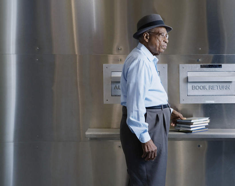 西方人,一个人,图书馆,站,横图,室内,白天,侧面,衬衫,帽子,书籍,欧洲,非洲,黑人,欧洲人,仅一个男性,仅一个人,阴影,光线,影子,拿,拿着,注视,阳光,观察,看,站着,仅一个老年男性,观看,西裤,察看,关注,浏览室,老年男性,男人,男性,非洲人,书,图书,半身,彩图,衬衣,书库,图书库,阅览室