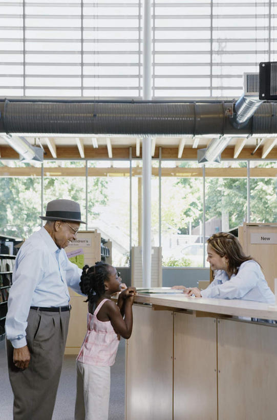 西方人,儿童,老年人,家庭,祖父,图书馆,站,笑,微笑,露齿笑,竖图,室内,白天,侧面,纯洁,树林,植物,窗户,欧洲,非洲,黑人,欧洲人,阴影,服装,光线,影子,休闲装,玻璃窗,树,树木,小孩,衣服,绿色,阳光,自然,站着,休闲,温暖,温馨,一家人,休闲服,书橱,可爱,童年,童趣,服饰,生长,爷爷,成长,祖孙,问讯处,和睦,童真,烂漫,无邪,浏览室,外孙女,外公,外祖父,天真,老年男性,男人,男性,年轻女性,女孩,白种人,非洲人,孩子,孙女,半身,彩图,书库,图书库,融洽,阅览室,女生