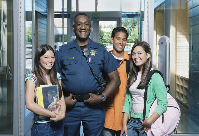 西方人,儿童,四个人,图书馆,站,笑,微笑,露齿笑,横图,室内,白天,正面,欧洲,非洲,黑人,欧洲人,合照,注视,手叉腰,小孩,叉腰,观察,看,站着,观看,察看,双手叉腰,关注,安保,浏览室,男孩,男人,男性,年轻男性,女孩,白种人,非洲人,孩子,半身,彩图,照相,书库,图书库,阅览室,男生