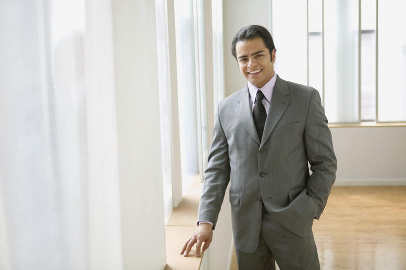 西方人,一个人,商务人士,商务男性,站,横图,室内,特写,白天,正面,衬衫,窗户,地板,欧洲,欧洲人,仅一个男性,仅一个人,仅一个中年男性,阴影,套装,朦胧,模糊,光线,影子,地面,木地板,玻璃窗,阳光,站着,商务装,工薪阶层,男人,男性,中年男性,白种人,白领,上班族,插兜,手插兜,手放口袋,半身,彩图,衬衣