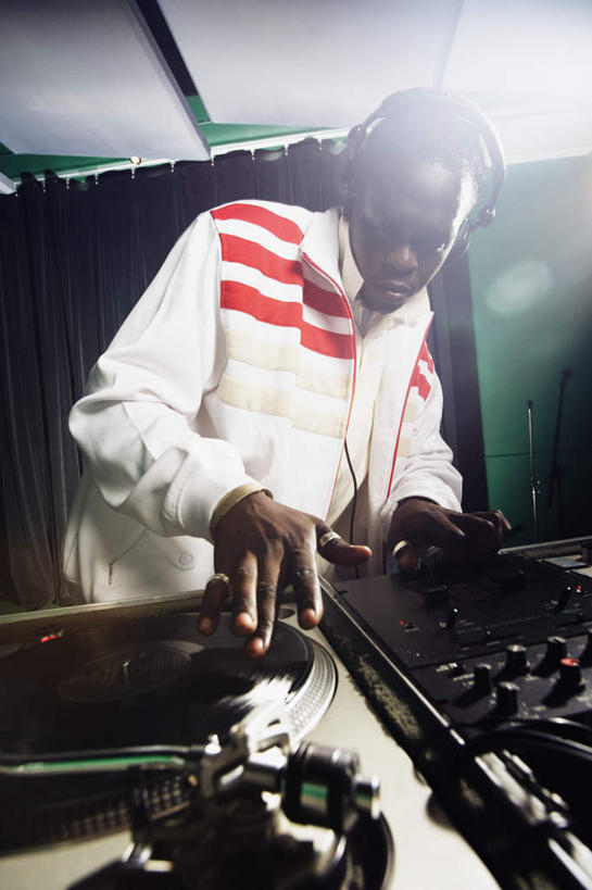 西方人,一个人,站,竖图,室内,白天,仰视,窗帘,欧洲,非洲,黑人,欧洲人,仅一个男性,仅一个人,朦胧,模糊,唱片,背光,注视,仅一个年轻男性,耳麦,观察,看,站着,观看,察看,录音棚,嘻哈,关注,逆光,音乐骑士,男人,男性,年轻男性,非洲人,音乐工作者,半身,彩图,低角度拍摄