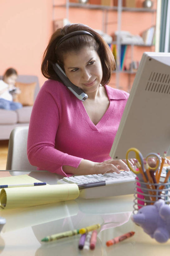 西方人,两个人,母亲,女儿,坐,笑,摸,打电话,微笑,露齿笑,竖图,室内,白天,正面,电脑,显示器,鼠标,键盘,窗户,窗帘,落地窗,沙发,桌子,电话,书籍,玩具,椅子,笔筒,欧洲,欧洲人,服装,网络,笔,档案,剪刀,蜡笔,头饰,文件,靠枕,夹,注视,休闲装,输入设备,通讯设备,书桌,玻璃窗,小孩,衣服,课桌,书本,资料,书柜,观察,看,休闲,母女,休闲服,彩笔,台式电脑,母爱,读书,服饰,头箍,观看,察看,操作,夹着,关注,通信设备,洋娃娃,输出设备,交流,按键,年轻女性,女孩,女人,女性,白种人,书,图书,触摸,沟通,接触,通话,坐着,半身,彩图,女生