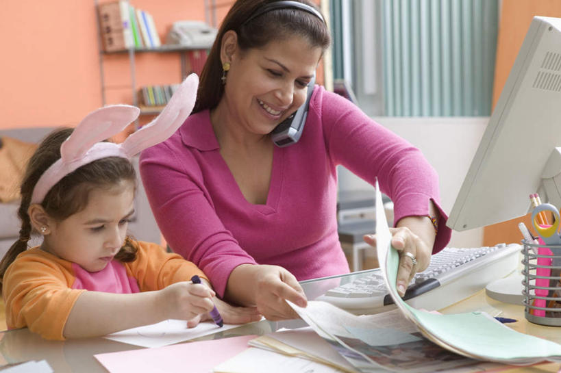 西方人,儿童,两个人,家庭,母亲,女儿,坐,笑,摸,打电话,微笑,露齿笑,横图,室内,白天,正面,纯洁,电脑,显示器,鼠标,键盘,窗户,窗帘,落地窗,沙发,桌子,电话,书籍,玩具,椅子,笔筒,欧洲,欧洲人,服装,网络,笔,档案,剪刀,头饰,文件,靠枕,夹,休闲装,输入设备,通讯设备,书桌,玻璃窗,小孩,衣服,话筒,课桌,书本,资料,书柜,休闲,温暖,温馨,母女,一家人,休闲服,电话线,台式电脑,可爱,母爱,童年,童趣,读书,服饰,头箍,和睦,操作,夹着,通信设备,洋娃娃,童真,输出设备,烂漫,无邪,交流,天真,按键,年轻女性,女孩,女人,女性,白种人,孩子,年轻人,电话机,书,图书,触摸,沟通,接触,通话,坐着,半身,彩图,融洽,女生