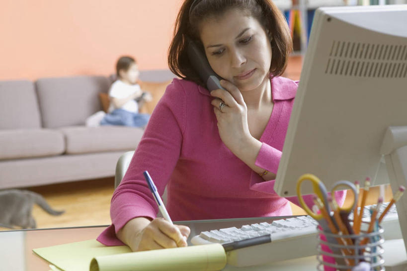 西方人,儿童,两个人,家庭,母亲,女儿,坐,笑,打电话,微笑,露齿笑,横图,室内,白天,正面,纯洁,电脑,显示器,鼠标,键盘,窗户,窗帘,落地窗,沙发,桌子,电话,书籍,玩具,椅子,笔筒,欧洲,欧洲人,写字,朦胧,模糊,网络,笔,档案,剪刀,蜡笔,头饰,文件,靠枕,夹,休闲装,输入设备,通讯设备,书桌,玻璃窗,小孩,课桌,书本,资料,书柜,记录,休闲,温暖,温馨,母女,一家人,休闲服,彩笔,台式电脑,可爱,母爱,童年,童趣,读书,头箍,和睦,操作,夹着,通信设备,洋娃娃,童真,输出设备,烂漫,无邪,交流,天真,按键,年轻女性,女孩,女人,女性,白种人,孩子,年轻人,书,图书,沟通,通话,坐着,半身,彩图,融洽,女生