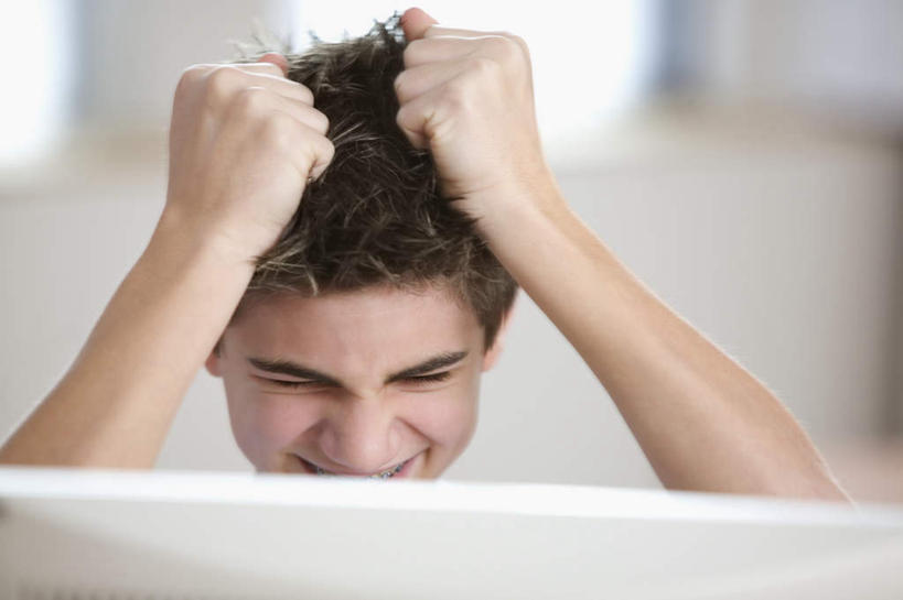 西方人,一个人,学校,笑,微笑,露齿笑,横图,室内,白天,正面,电脑,显示器,鼠标,键盘,窗户,窗帘,落地窗,欧洲,欧洲人,仅一个男性,仅一个人,抓头,朦胧,模糊,网络,休闲装,输入设备,通讯设备,校园,玻璃窗,仅一个年轻男性,休闲,教室,休闲服,抓,台式电脑,苦恼,烦躁,通信设备,输出设备,男人,男性,年轻男性,白种人,半身,彩图