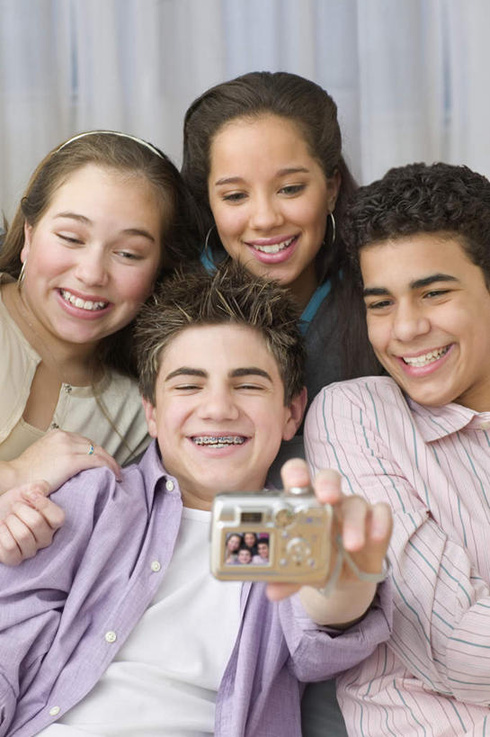 西方人,脸,头,脸颊,四个人,伙伴,朋友,站,坐,笑,微笑,露齿笑,竖图,室内,特写,白天,正面,衬衫,陶醉,快乐,友谊,欧洲,欧洲人,戴,服装,音乐,拿,音乐播放器,拿着,注视,休闲装,肩膀,衣服,耳机,耳麦,观察,看,站着,享受,休闲,休闲服,服饰,观看,察看,合影,关注,MP4播放器,友情,男人,男性,年轻男性,年轻女性,女人,女性,白种人,头部,脸部,脸蛋,面部,照相机,坐着,半身,彩图,衬衣,照相,播放器,沉醉