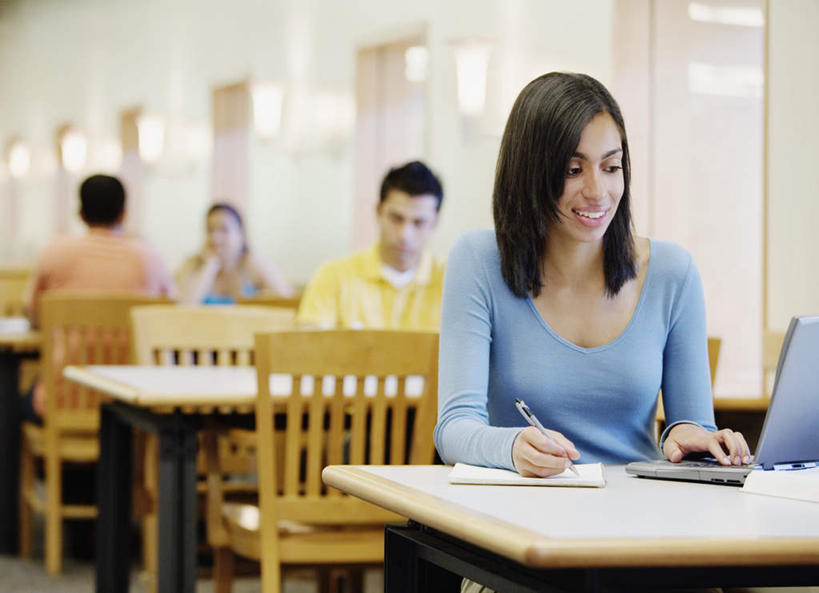 西方人,四个人,餐厅,笑,说,微笑,露齿笑,横图,室内,白天,正面,电脑,笔记本电脑,桌子,椅子,欧洲,欧洲人,握,写字,服装,朦胧,模糊,网络,笔,壁灯,纸,办公桌,墙,灯光,靠背椅,注视,休闲装,通讯设备,墙壁,墙面,灯,衣服,灯具,观察,记录,看,休闲,休闲服,握着,服饰,观看,察看,无线,照明设备,关注,通信设备,无线网络,无线上网,便携式电脑,交流,手提电脑,男人,男性,年轻男性,年轻女性,女人,女性,白种人,沟通,讲话,交谈,说话,谈话,半身,彩图,餐馆,饭店,饭馆