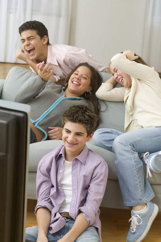 西方人,四个人,伙伴,朋友,坐,笑,微笑,露齿笑,竖图,室内,白天,正面,衬衫,陶醉,快乐,友谊,沙发,电视,欧洲,欧洲人,戴,音乐,拿,音乐播放器,拿着,注视,休闲装,耳机,耳麦,液晶电视,观察,看,趴着,享受,休闲,休闲服,观看,察看,双手抱头,合影,关注,MP3播放器,友情,男人,男性,年轻男性,年轻女性,女人,女性,白种人,电视机,照相机,趴,坐着,半身,彩图,衬衣,照相,播放器,皮沙发,沉醉