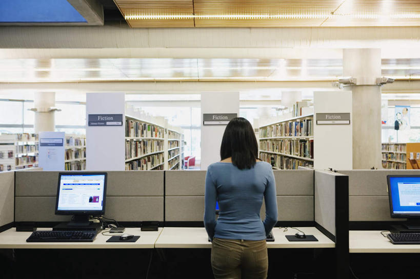 西方人,一个人,图书馆,站,横图,室内,白天,看书,阅读,电脑,显示器,鼠标,键盘,书架,桌面,桌子,书籍,照明,欧洲,欧洲人,仅一个年轻女性,仅一个女性,仅一个人,一排,服装,整齐,工具,电脑桌,休闲装,输入设备,顶灯,灯,排列,背面,衣服,灯具,隔板,站着,休闲,休闲服,读书,浏览,服饰,操作,队列,液晶显示器,输出设备,浏览室,挡书板,书挡,书夹,书立,按键,年轻女性,女人,女性,白种人,半身,彩图,书库,图书库,阅览室