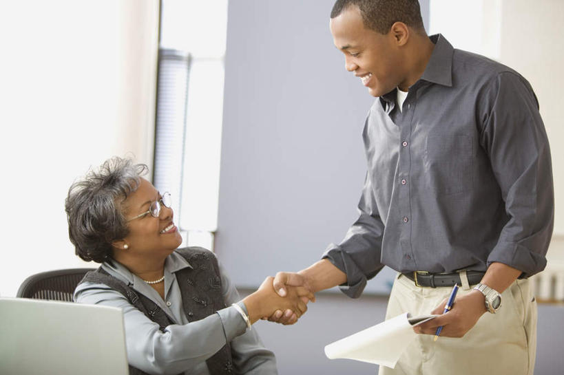 两个人,商务男性,站,坐,握手,笑,微笑,露齿笑,横图,室内,白天,正面,衬衫,电脑,笔记本电脑,窗户,桌面,桌子,椅子,非洲,黑人,撑,握,套装,网络,笔,档案,文件,墙,靠背椅,拿,拿着,通讯设备,玻璃窗,墙壁,资料,站着,无线,撑着,文档,通信设备,商务装,无线网络,无线上网,便携式电脑,工薪阶层,手提电脑,老年女性,男人,男性,年轻男性,女人,女性,非洲人,白领,上班族,坐着,半身,彩图,衬衣