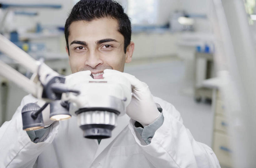 西方人,脸,头,脸颊,一个人,医生,医院,站,笑,微笑,露齿笑,横图,室内,特写,白天,正面,仪器,地板,欧洲,欧洲人,仅一个男性,仅一个人,仅一个中年男性,戴,朦胧,模糊,光线,实验室,灯光,地面,注视,肩膀,手套,观察,看,站着,医护人员,实验仪器,观看,戴着,察看,白大褂,关注,橡胶手套,男人,男性,中年男性,白种人,头部,脸部,脸蛋,面部,半身,彩图