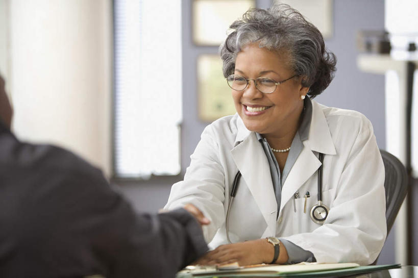 背部,两个人,医生,病人,医院,坐,横图,室内,白天,正面,衬衫,窗户,桌面,桌子,椅子,非洲,黑人,服装,朦胧,模糊,档案,文件,墙,靠背椅,拿,拿着,休闲装,玻璃窗,墙壁,衣服,听诊器,资料,医护人员,医疗人员,休闲,休闲服,服饰,白大褂,文档,医疗机构,交流,老年女性,男人,男性,年轻男性,女人,女性,非洲人,大夫,患者,就医者,沟通,坐着,半身,彩图,衬衣,病院,诊所