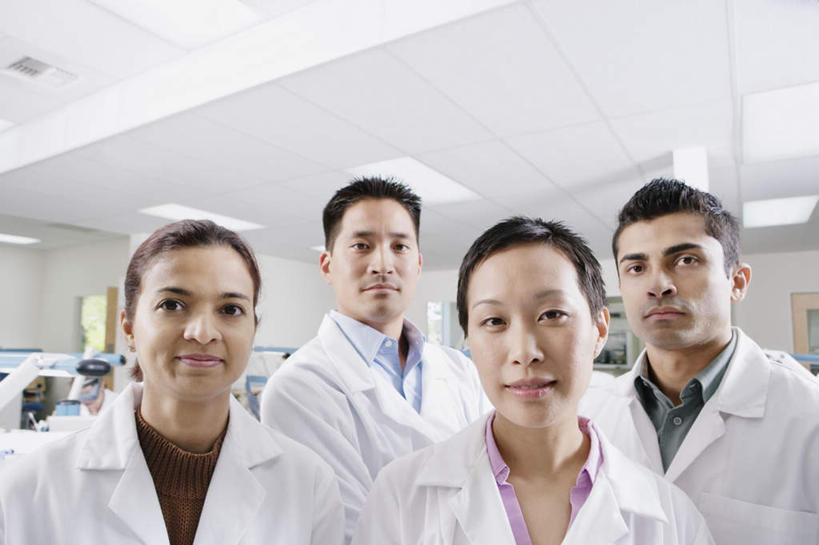 西方人,脸,头,脸颊,四个人,伙伴,朋友,站,笑,微笑,露齿笑,横图,室内,特写,白天,正面,衬衫,友谊,合作,团队,仪器,台灯,桌面,桌子,欧洲,欧洲人,朦胧,模糊,实验室,注视,顶灯,肩膀,灯,灯具,观察,看,站着,战略,实验仪器,观看,察看,白大褂,关注,照明工具,联合,合谋,配合,协作,男人,男性,年轻男性,年轻女性,女人,女性,白种人,头部,脸部,脸蛋,面部,半身,彩图,衬衣